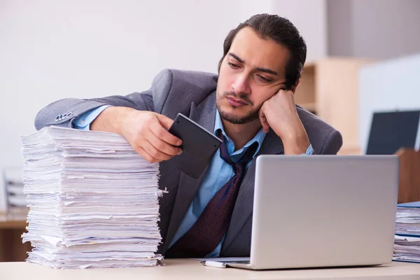 Joven empleado masculino descontento con el trabajo excesivo en la oficina —  Fotos de Stock