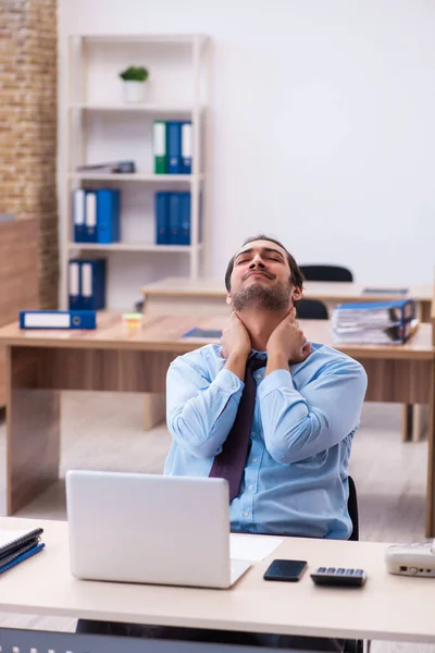 Jeune employé masculin travaillant au bureau — Photo