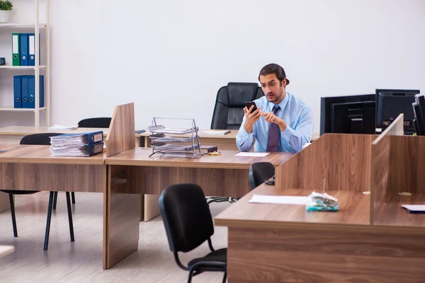 Joven empleado masculino que trabaja en la oficina — Foto de Stock