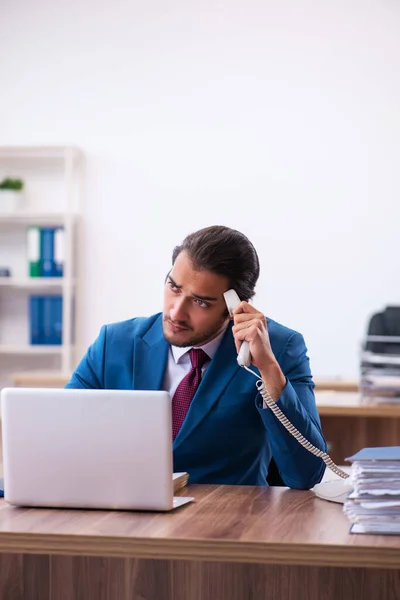 Junge männliche Mitarbeiter am Arbeitsplatz — Stockfoto