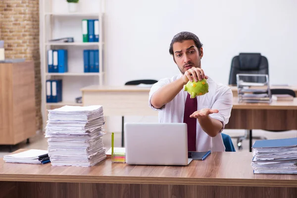 Jonge mannelijke werknemer in pensioenconcept op kantoor — Stockfoto