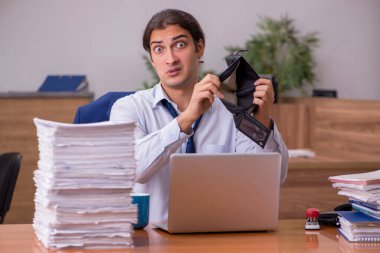 Genç erkek çalışanın parası bitiyor.