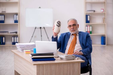 Emeklilik konseptinde eski bir işadamı