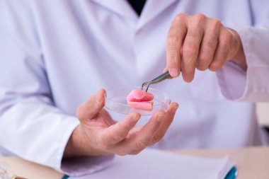 Laboratuvarda sabun test eden yaşlı bir kimyager.