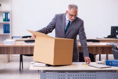 Eski erkek çalışanın işinden kovulması.