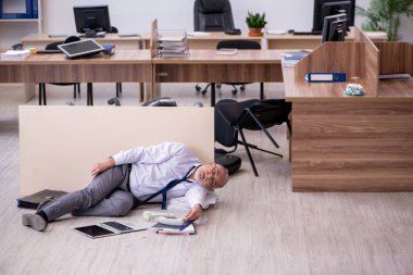 İflas konseptinde çalışan eski bir işadamı.