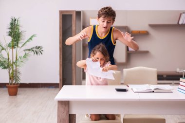 Okul çocuğu ve küçük kız kardeşi salgın sırasında evde kalıyorlar.