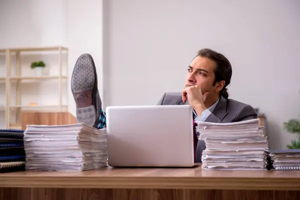 Jovem funcionário masculino infeliz com excesso de trabalho no escritório — Fotografia de Stock