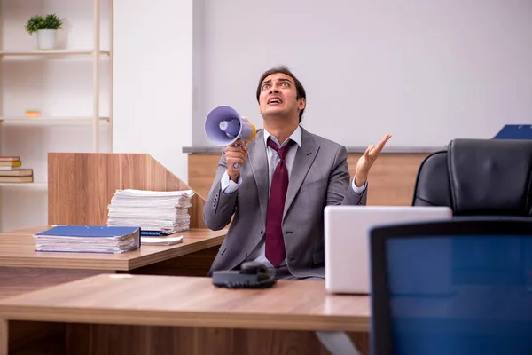 Giovane imprenditore dipendente nel concetto di bullismo in ufficio — Foto Stock