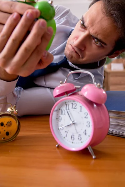 Jonge mannelijke werknemer slapen in het kantoor in time management co — Stockfoto