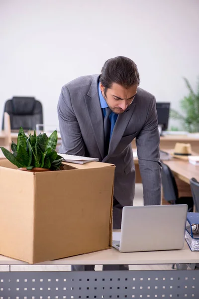 Joven empleado siendo despedido de su trabajo — Foto de Stock