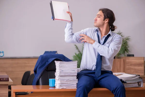 Jeune employé masculin mécontent du travail excessif au bureau — Photo