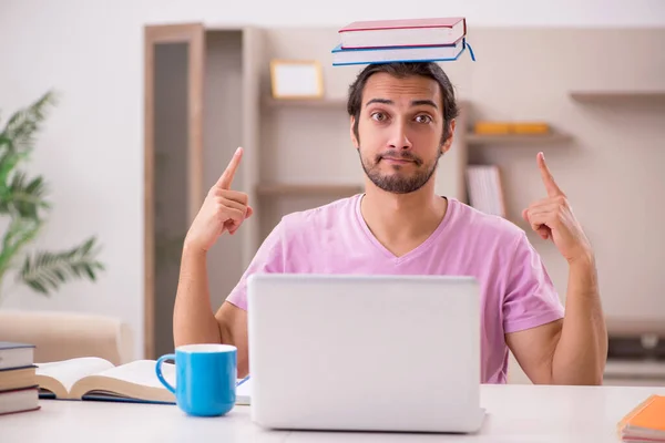 Giovane studente maschio preparazione per gli esami a casa — Foto Stock