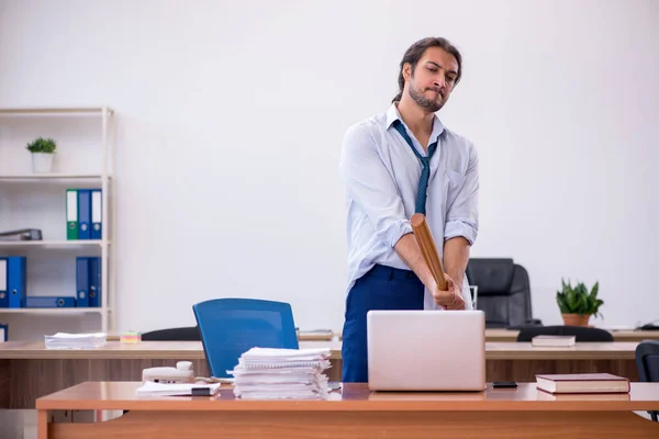 Ung man rasande anställd håller baseball bat på kontoret — Stockfoto