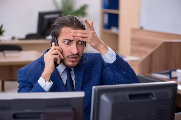 Junge männliche Mitarbeiter im Multitasking-Konzept — Stockfoto