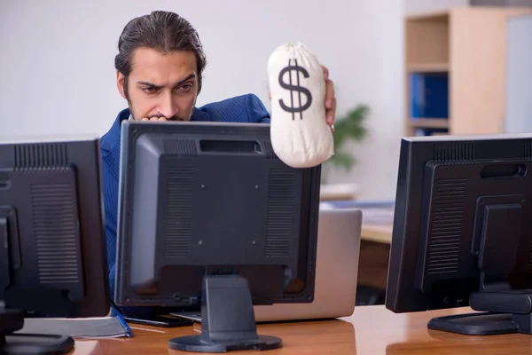 Joven trabajador masculino en concepto de remuneración — Foto de Stock