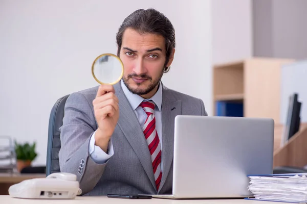 Jonge mannelijke werknemer werkzaam in het kantoor — Stockfoto