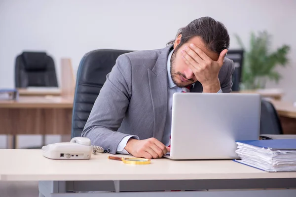 Jeune employé masculin travaillant au bureau — Photo