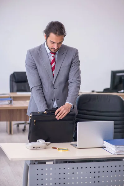 Joven empleado masculino que trabaja en la oficina — Foto de Stock