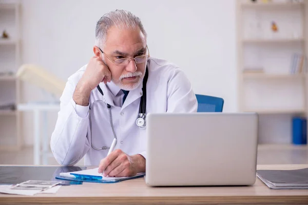 Velho médico masculino no conceito de telemedicina — Fotografia de Stock