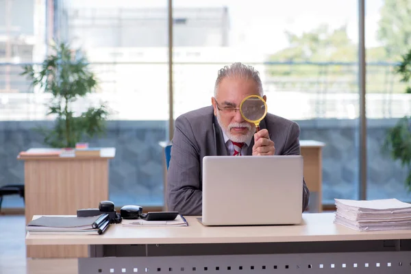 나이든 사업가 가 사무실에서 일하는 모습 — 스톡 사진