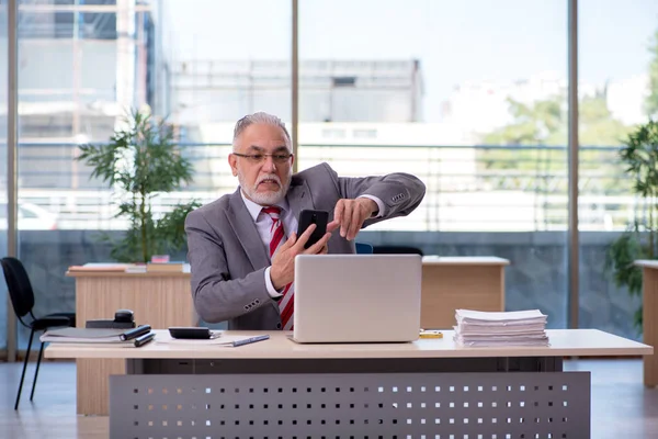 Imprenditore dipendente anziano che lavora in ufficio — Foto Stock