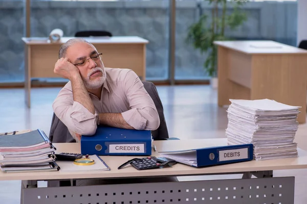 Old male bookkeeper in budget planning concept — Stock Photo, Image