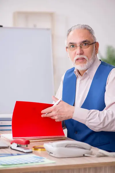 Old male designer working in the office — Stock Photo, Image
