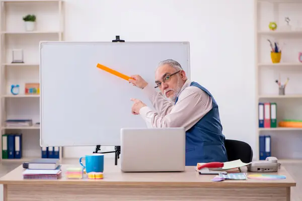 Viejo diseñador masculino trabajando en la oficina — Foto de Stock