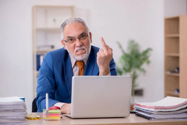 Old businessman employee sitting in the office — Stock Photo, Image