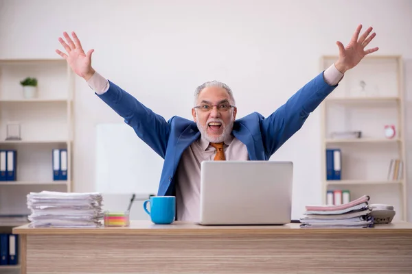 Old businessman employee sitting in the office — Stock Photo, Image