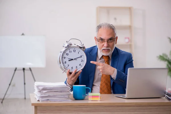 Velho empresário empregado no conceito de gerenciamento de tempo — Fotografia de Stock