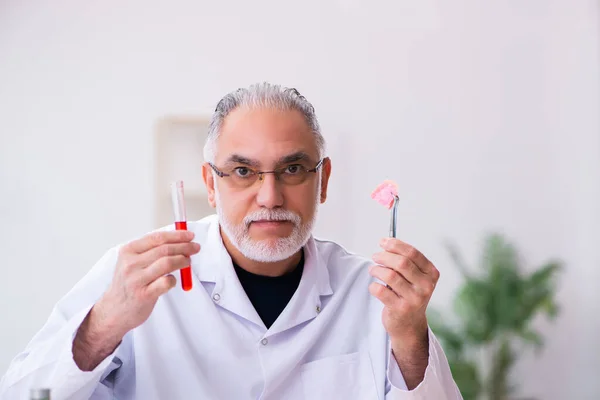 Alter Chemiker testet Seife im Labor — Stockfoto