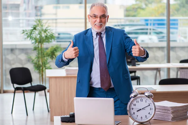 Viejo empleado jefe masculino en concepto de gestión del tiempo — Foto de Stock