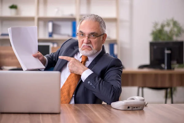 Velho empregado do sexo masculino que trabalha no escritório — Fotografia de Stock