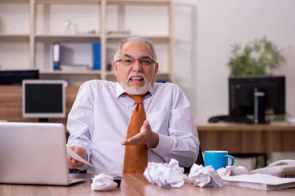 Velho empregado masculino no conceito de reciclagem de papel — Fotografia de Stock