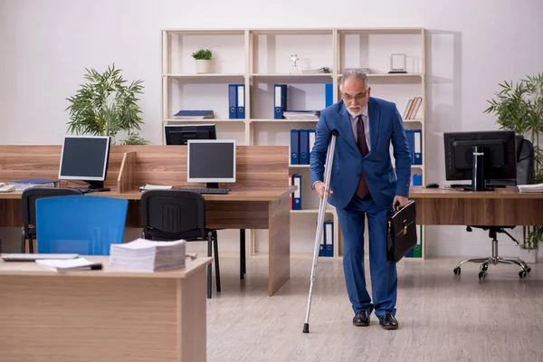 Velho empresário empregado após acidente de trabalho no escritório — Fotografia de Stock