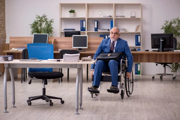 Alter Geschäftsmann im Rollstuhl bei der Arbeit im Büro — Stockfoto