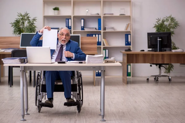 Antiguo empleado de negocios en silla de ruedas trabajando en la oficina —  Fotos de Stock