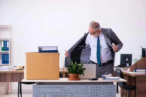 Gammal manlig anställd som sparkas från sitt arbete — Stockfoto