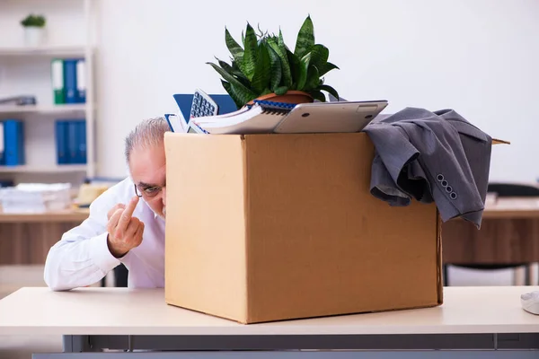 Velho empregado masculino sendo demitido de seu trabalho — Fotografia de Stock