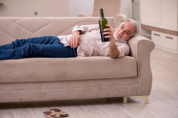 Old man drinking alcohol at home — Stock Photo, Image