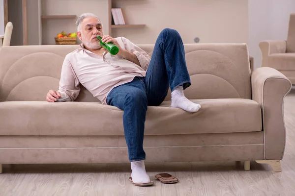 Velho bebendo álcool em casa — Fotografia de Stock