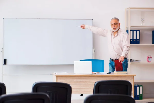 Viejo profesor en el aula en concepto de pandemia — Foto de Stock