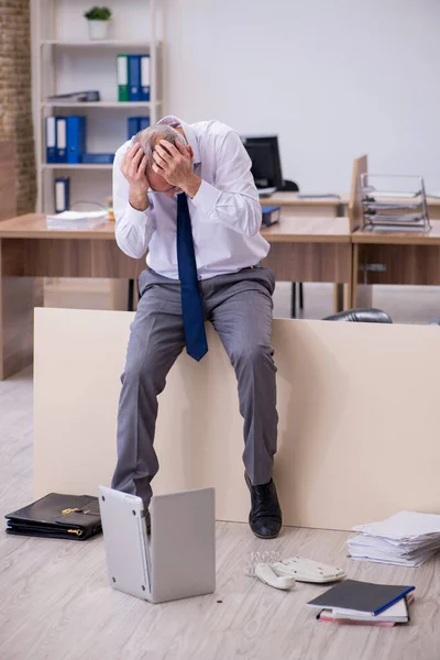 Stary pracownik biznesowy w koncepcji upadłości w biurze — Zdjęcie stockowe