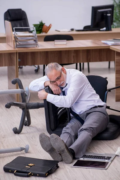 Gammal affärsman anställd i konkurs koncept på kontoret — Stockfoto