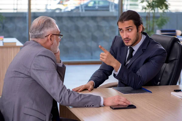 Two businessmen discussing business project — Stock Photo, Image