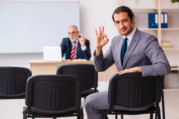 パンデミックの概念の教室にいる2人のビジネスマン — ストック写真
