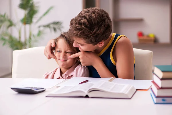 Skolpojke och hans lillasyster stannar hemma under pandemin — Stockfoto