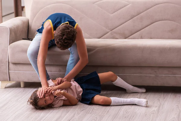 Junge und seine kleine Schwester bleiben während Pandemie zu Hause — Stockfoto